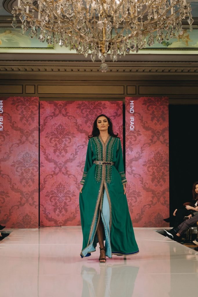 Une mannequin défile avec élégance en tekchita signée Skkar Couture, mettant en valeur le savoir-faire artisanal marocain.