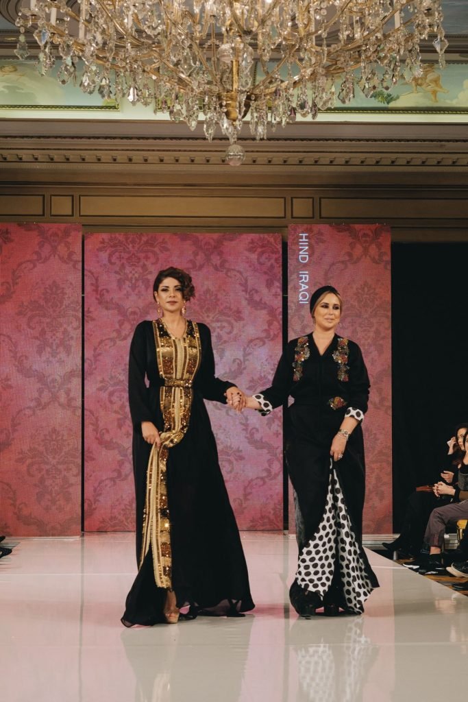 Les créatrices de Dar Skkar sur le podium, saluant le public après un défilé mettant en avant l’élégance et le savoir-faire de la tekchita marocaine.